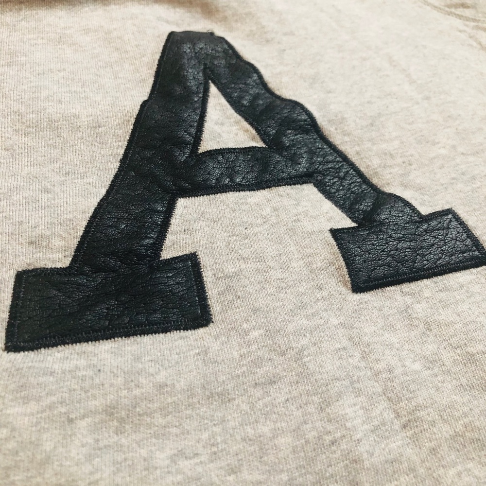 A initialed sweatshirt - Picture 7 of 8